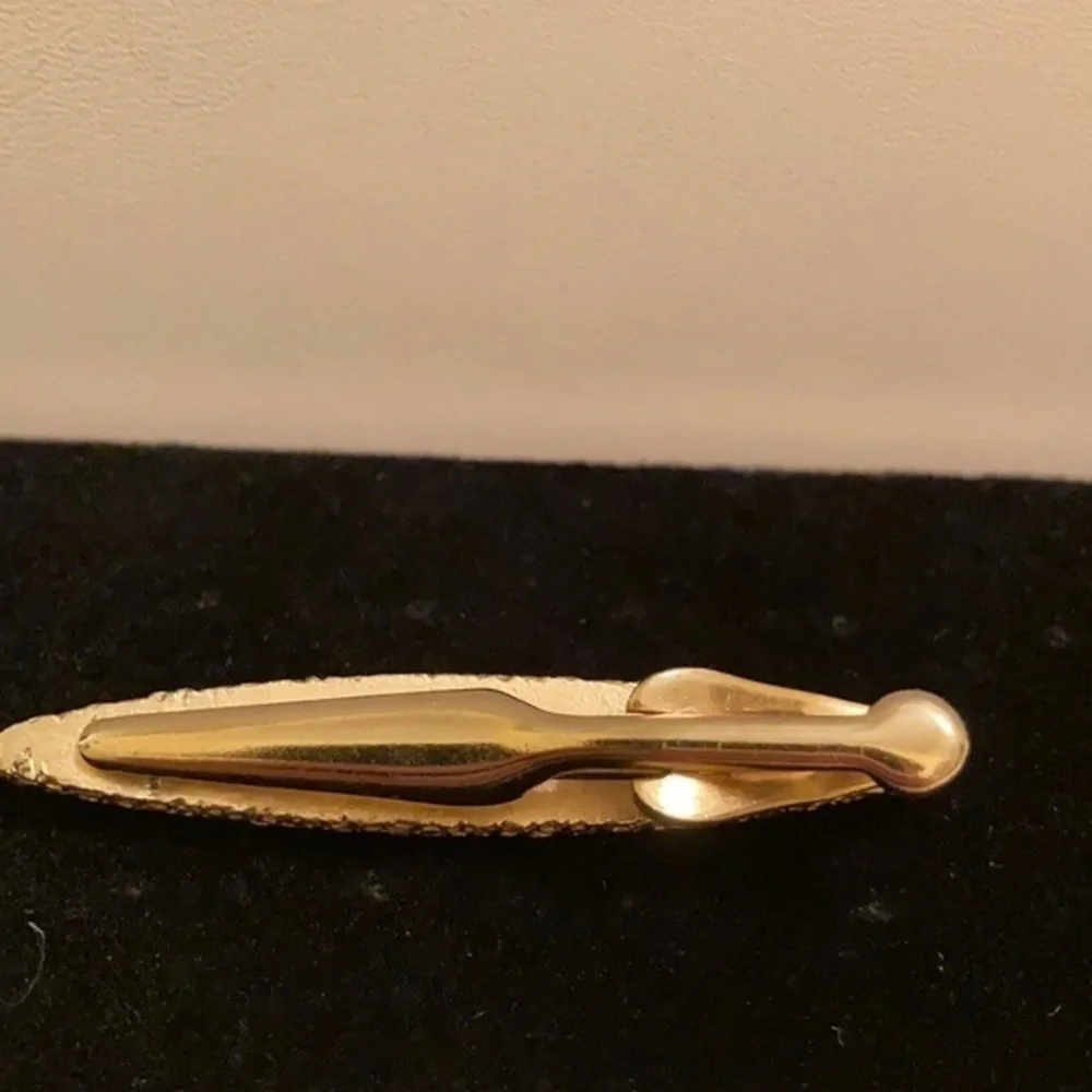Vintage men’s gold tone cuff links with ruby gem-like inlay w/matching tie clip